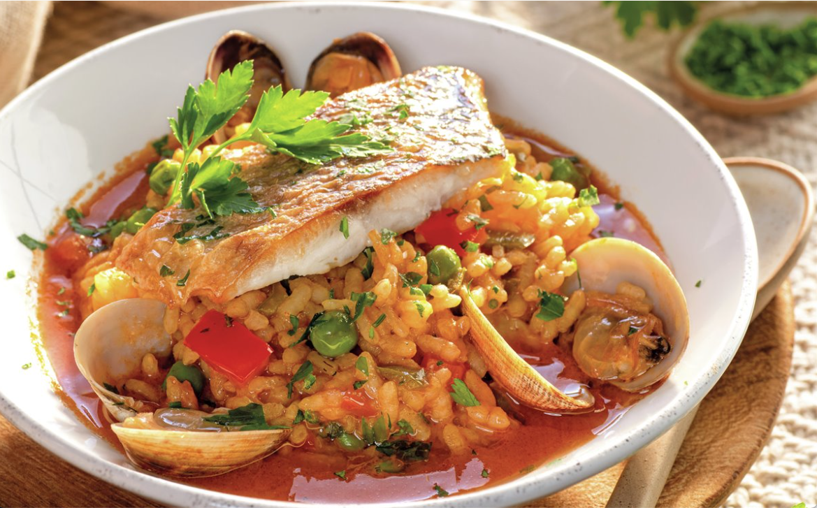 Ensalada de pepino, tomate y aguacate con Dorada con arroz caldoso.
